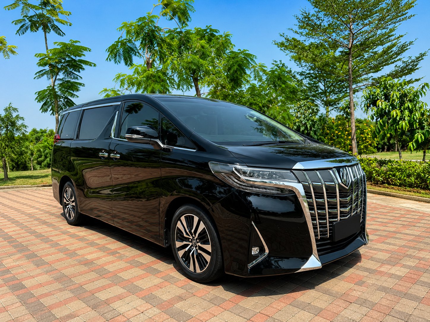 丰田埃尔法 Alphard 黑色商务车外观实拍
