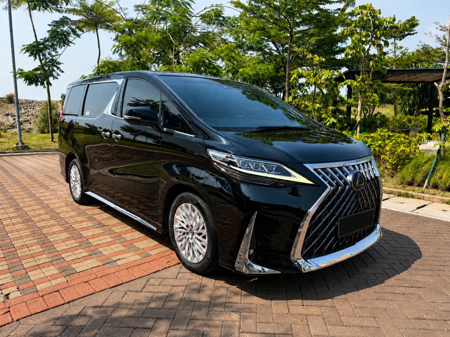 雷克萨斯 LM350 黑色顶级豪华 MPV 正面外观实拍